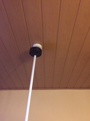Rauchmelder installationsgerät Melderfix.de oder auch Melderpflücker Melder ohne Leiter auch im Treppenhaus abnehmen und anbringen.Dank Melderfix brauchen Sie keien Besen mehr um den Melder von der Decke abzuschlagen, Sie können Ihn einfach abnehmen und das in Sekunden.